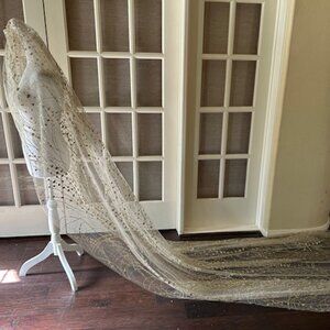 Source Unknown Elegant Gold Hair Veil